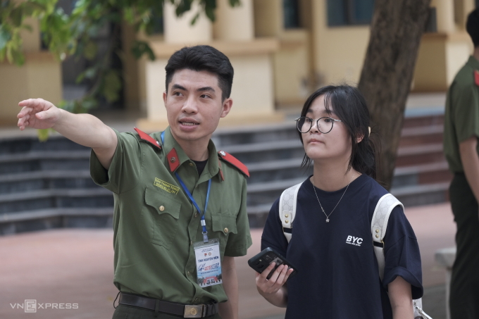 6ce7e91bedb95be702a8-175289137-2323-9572-1752891450 Học viên Học viện An ninh nhân dân hướng dẫn thí sinh ở kỳ thi đánh giá hôm 6/7. Ảnh: Dương Tâm