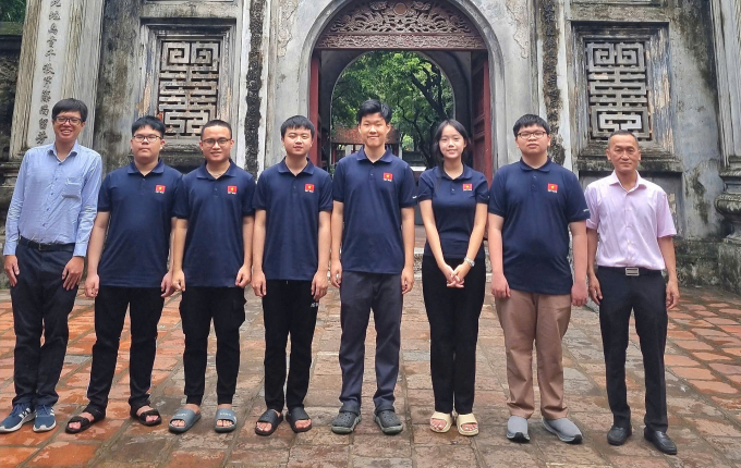 744f32d4-5781-44ef-b404-78ad7b-4744-6308-1752883322 Thầy Trần Quang Hùng (trái) cùng thầy Nguyễn Chu Gia Vượng (trưởng đoàn) và các học sinh dự IMO năm nay. Ảnh: Nhân vật cung cấp