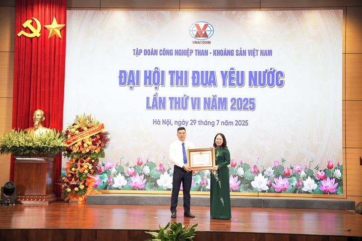 89d71db4-0b26-4fd2-bb76-97f0e241b7ea-1753764876021607890385 Một thợ lò nhận danh hiệu Anh hùng Lao động, Phó chủ tịch nước dành lời khen đặc biệt - Ảnh 3.