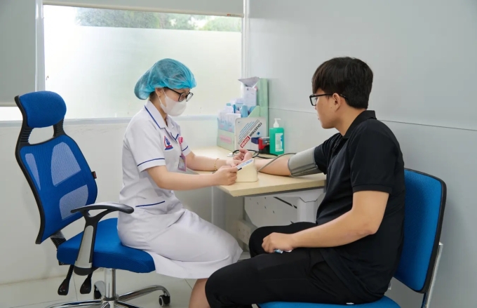 8arru46aryisjzgmwvj6882jyymnz7-5560-7261-1753166123 Nhân viên y tế tại Bệnh viện Triều An đang đo huyết áp cho bệnh nhân. Ảnh: Bệnh viện Triều An