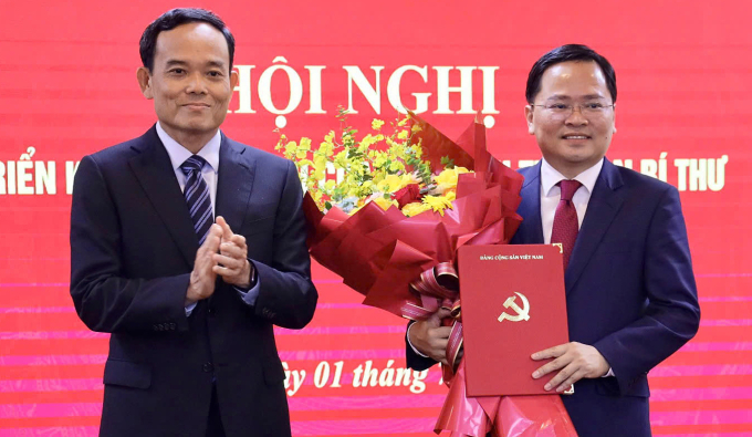 91ac9ccac46873362a79-175136878-9396-6836-1751369776 Ông Nguyễn Anh Tuấn nhận quyết định giữ chức Phó ban Chính sách, chiến lược Trung ương, chiều 1/7. Ảnh: Nguyên Phong