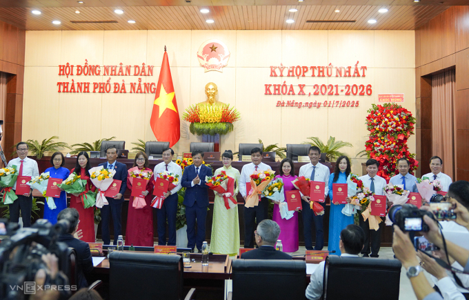 a-1751337916-5600-1751337998 Ông Lương Nguyễn Minh Triết, Chủ tịch UBND TP Đà Nẵng, trao quyết định và tặng hoa cho 14 lãnh đạo sở, ngành, sáng 1/7. Ảnh: Nguyễn Đông