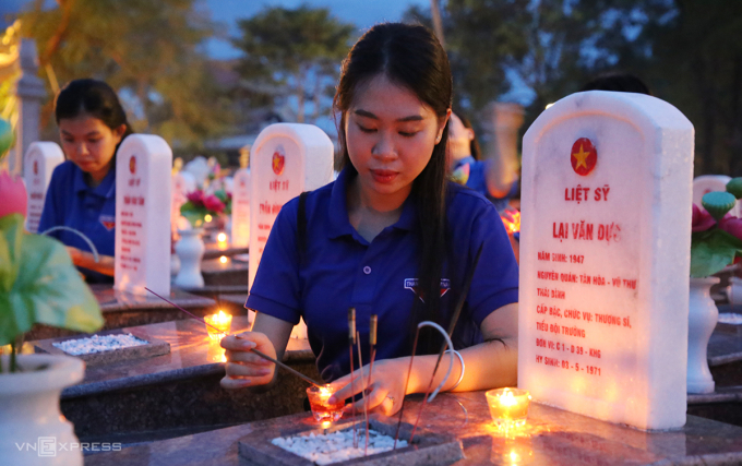 a-1753543448-7073-1753544067 Đoàn thanh niên tỉnh Quảng Trị thắp nến những phần một liệt sĩ. Ảnh: Đắc Thành