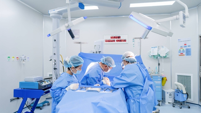 a-nh-1752545130-3782-1752545358 Bác sĩ Trọng (giữa) phẫu thuật cho bệnh nhi. Ảnh: Đình Lâm