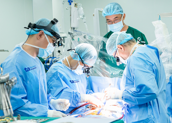 a-nh-2-1-1751988083-1751988137-8570-6816-1752016523 Bác sĩ Khang (thứ hai từ trái qua) cùng êkíp phẫu thuật cho người bệnh. Ảnh: Thanh Luận