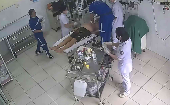 a-nh-ma-n-hi-nh-2025-07-20-lu-3496-6221-1753015236 Các bác sĩ Bệnh viện Đa khoa tỉnh Khánh Hòa cấp cứu cho bệnh nhân bị ngưng tim. Ảnh: Bệnh viện Đa khoa tỉnh Khánh Hòa