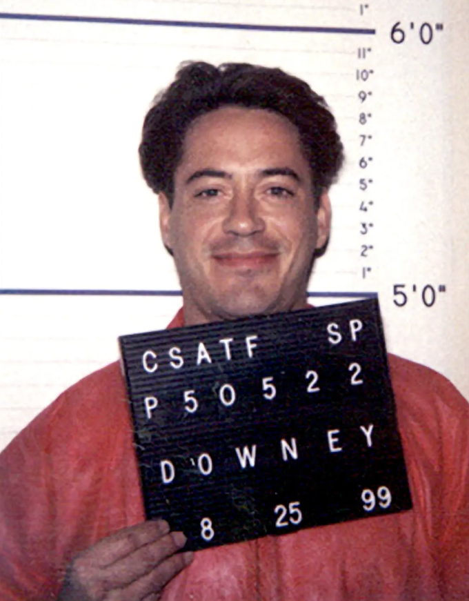 a-nh-ma-n-hi-nh-2025-07-25-lu-9898-9669-1753450232 Trước khi là Người sắt, Robert Downey Jr. từng là Tù nhân số P50522. Ảnh: Page Six