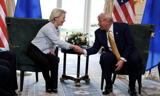 a-nh-ma-n-hi-nh-2025-07-28-lu-5022-9367-1753639666 [Tổng thống Donald Trump bắt tay Chủ tịch Ủy ban châu Âu Ursula von der Leyen, tại Turnberry, Scotland hôm 27/7. Ảnh: Reuters