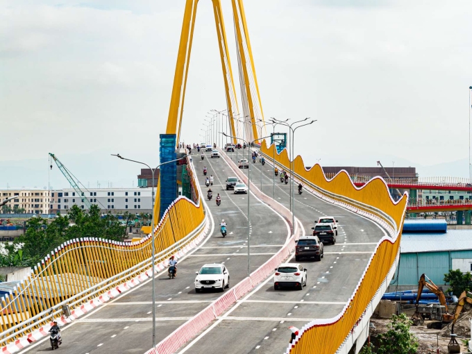 a2-5-1-1752564127-1431-1752564801 Cầu Hoàng Gia bắc qua sông Cấm. Ảnh: Vinhomes