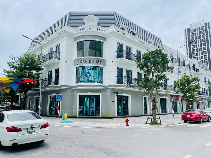 a3-06461444 Một góc shophouse đã đi vào vận hành với thương hiệu trang sức cao cấp.