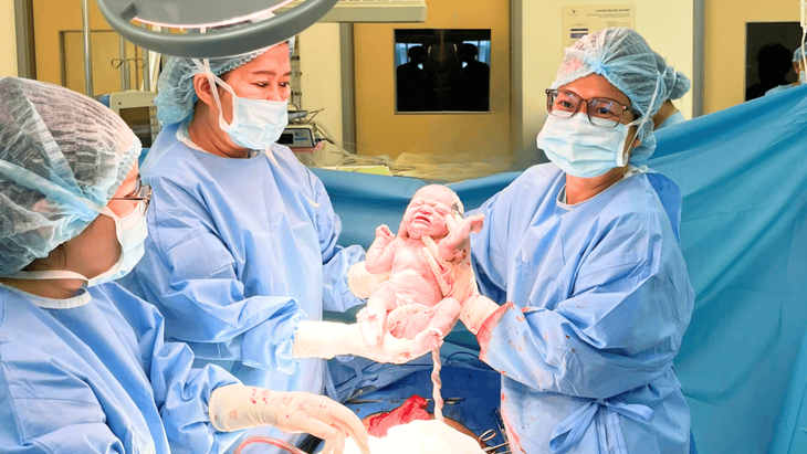 a3-1753864596498822823133 Vượt 'cửa tử' nứt tử cung ở tuần 20 - Hành trình kỳ diệu của thai phụ đến ngày mẹ tròn con vuông - Ảnh 3.
