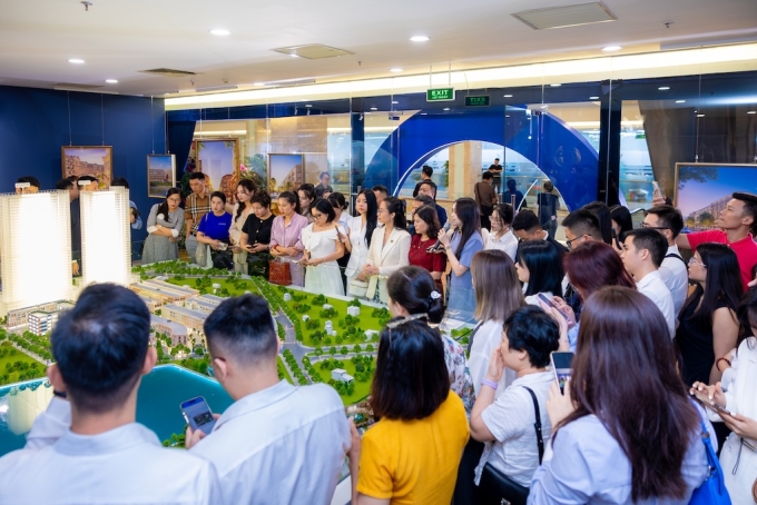 a3-5-1752717025-7592-1752717548 Không gian văn phòng bán hàng dự án Vinhomes The Gallery thu hút nhiều người quan tâm. Ảnh:
