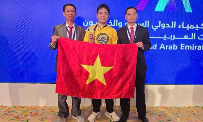 a37e8297-96f6-4945-9810-332bee-4826-2458-1752491183 Từ trái qua: Thầy Vương Bá Huy, Quang Minh, thầy Nguyễn Đình Độ. Ảnh: Nhân vật cung cấp