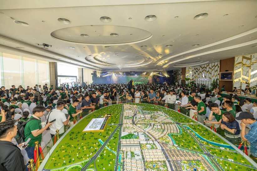 a4-06230135 Sự kiện giới thiệu dự án Vinhomes Golden City và ra mắt phân khu Mặt Trời thu hút hàng nghìn nhà đầu tư.