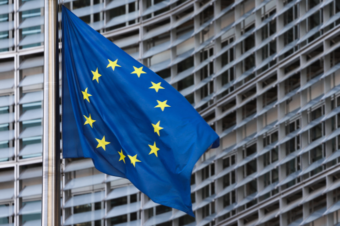 afp-20221014-porzycki-dailylif-8699-6873-1753087267 Cờ EU trước trụ sở Ủy ban châu Âu ở Brussels, Bỉ năm 2022. Ảnh: AFP