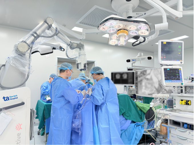 ai2-1753263123-6681-1753263255 Bác sĩ Tấn Sĩ cùng kíp mổ lấy khối xuất huyết bằng robot AI cho chị Quyên. Ảnh: Bệnh viện Đa khoa Tâm Anh