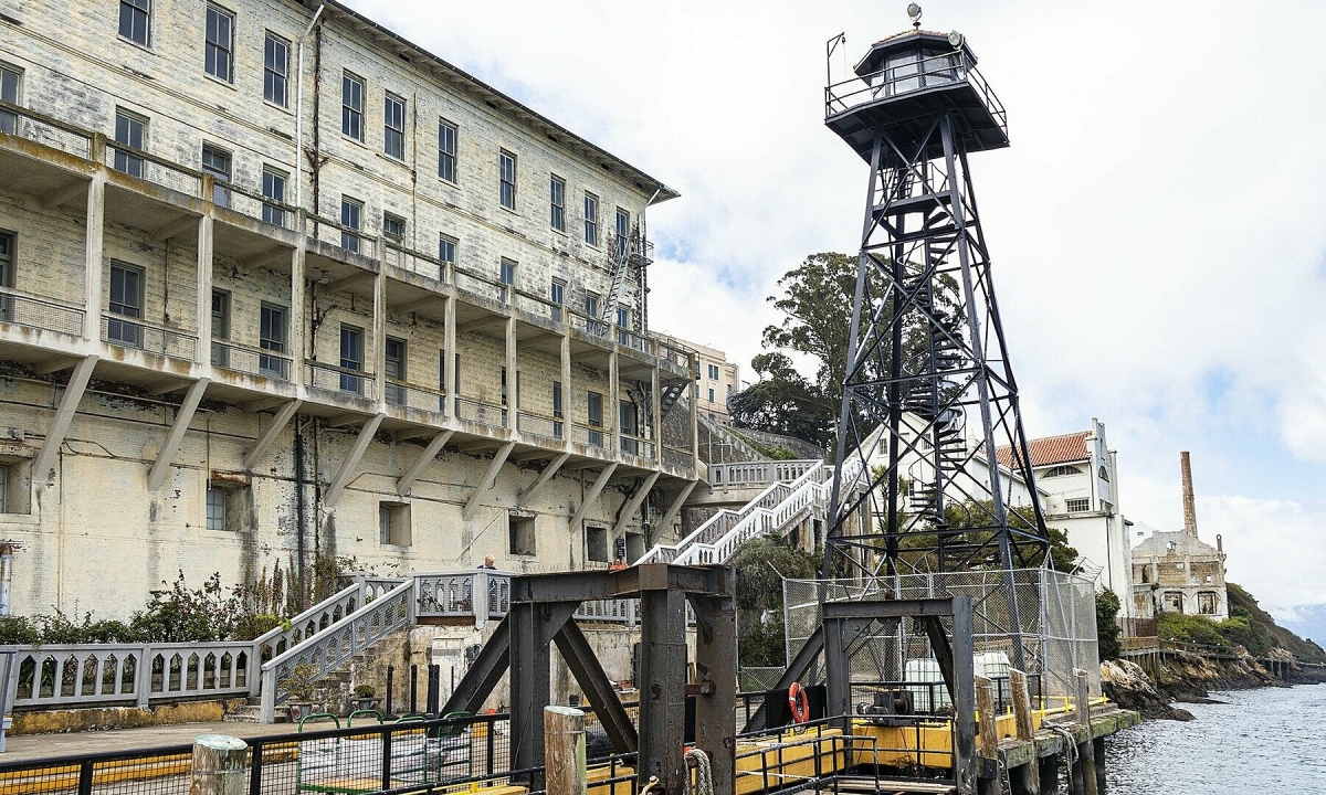 alcatraz-barracks-guard-tower-1752899597-1752899610-1752901565