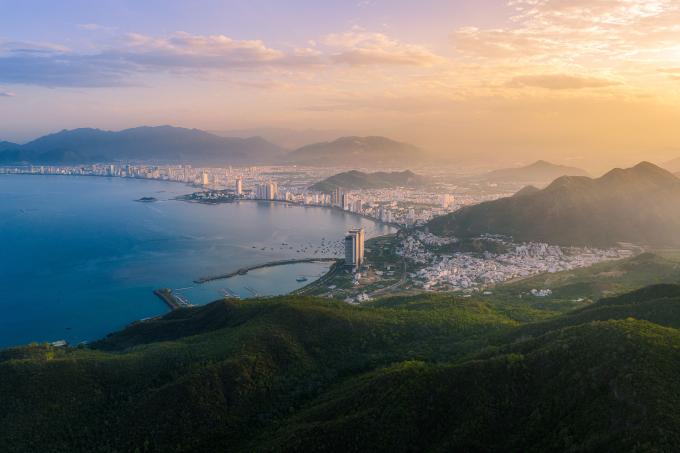 anh-02-1752807143-1752807363-2698-1752807470 Nha Trang nhìn từ núi Cô Tiên. Ảnh: Hưng Phạm