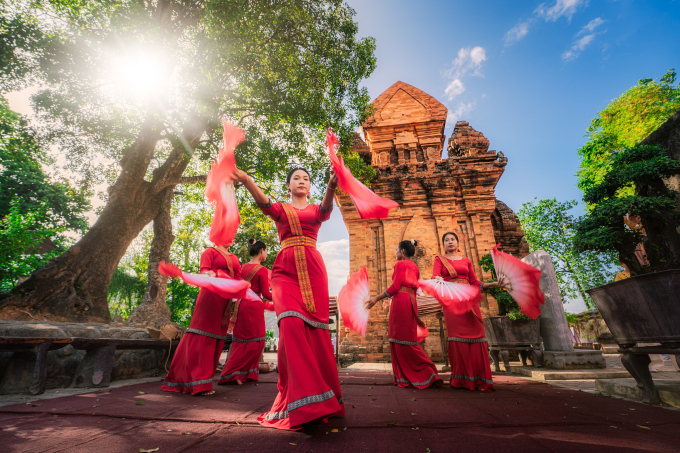 anh-03-1752807206-1752807315-3717-1752807471 Nha Trang - Khánh Hòa là vùng đất có lịch sử lâu đời và bản sắc văn hoá đặc trưng, thu hút khách du lịch. Ảnh: Hưng Phạm