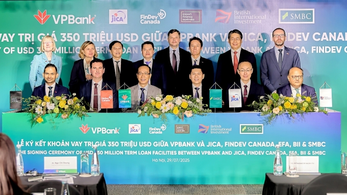 anh-1-1753785261-1753785307-8245-1753785384 Đại diện các Đại sứ quán, Lãnh đạo VPBank, SMBC và các định chế tài chính, tổ chức song phương tại buổi lễ ký kết. Ảnh: VPBank