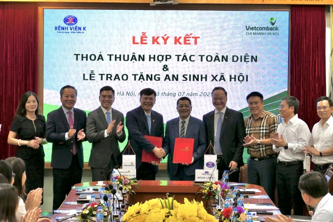anh-1-vcb-ky-ket-voi-benh-vien-8448-1987-1753432024 Ông Lê Văn Quảng, Giám đốc Bệnh viện K (thứ 5 phải qua) và ông Lê Ngọc Thái, Giám đốc Vietcombank Hà Nội (thứ 4 từ phải qua) bắt tay tại lễ ký hợp tác. Ảnh: Vietcombank