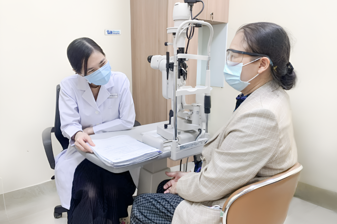 anh-1-vne-1753830801-9410-1753830867 Bác sĩ Ngọc Anh tái khám cho bà Tâm sau khi mổ cả hai mắt. Ảnh: Bệnh viện Đa khoa Tâm Anh