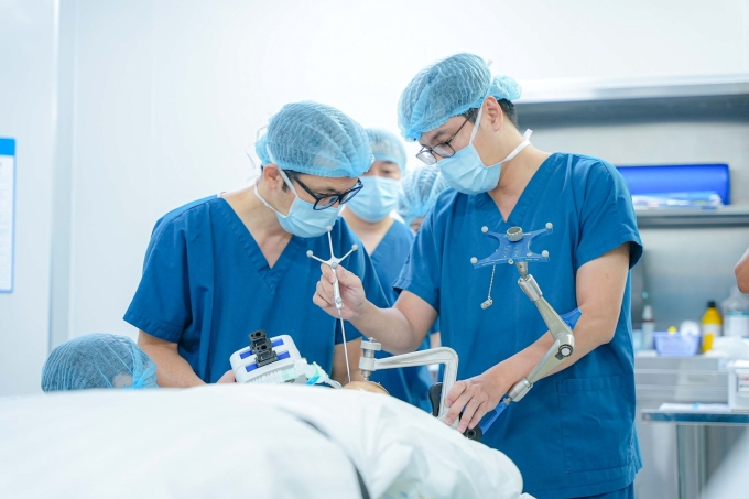 anh-2-1753427765-9332-1753427860 Các bác sĩ phẫu thuật cho bệnh nhi. Ảnh: Bệnh viện cung cấp