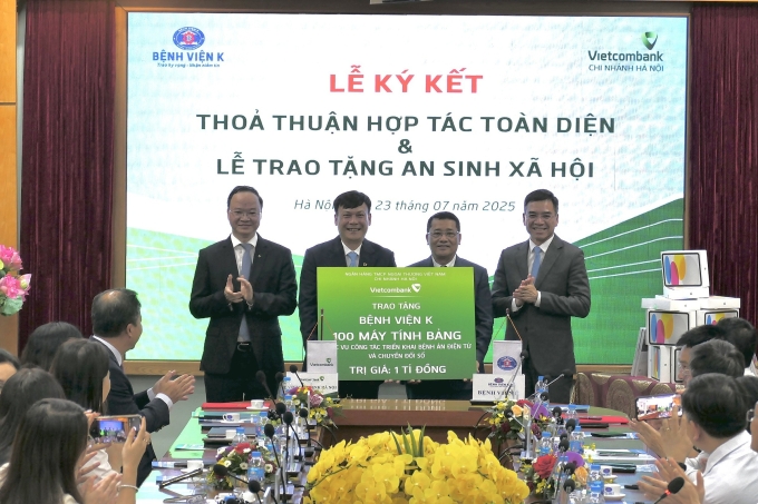 anh-2-vcb-ky-ket-voi-benh-vien-6546-1652-1753432024 Ông Lê Ngọc Thái, Giám đốc Vietcombank Hà Nội trao tặng biểu trưng 100 máy tính bảng trị giá 1 tỷ đồng cho đại diện Bệnh viện K. Ảnh: Vietcombank