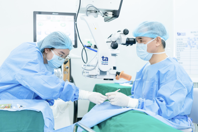 anh-2-vne-1753830801-9797-1753830867 Các bác sĩ thay thủy tinh thể bằng phương pháp Phaco cho bà Tâm. Ảnh: Bệnh viện Đa khoa Tâm Anh