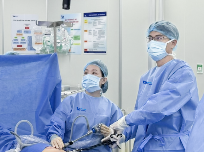anh-bac-si-phau-thuat-noi-soi-2215-2050-1753930935 Bác sĩ Kim (trái) phẫu thuật nội soi cho bệnh nhi. Ảnh: Bệnh viện Đa khoa Tâm Anh