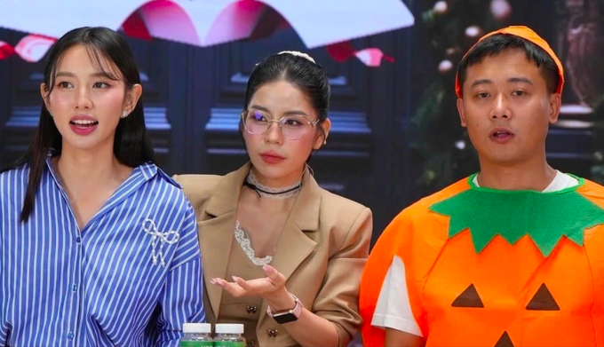 anh-chup-man-hinh-2025-07-04-l-3231-6675-1751592960 Hoa hậu Thùy Tiên, Hằng Du Mục, Quang Linh Vlogs (từ trái qua) trong một lần livestream bán kẹo Kera. Ảnh:Cắt từ video
