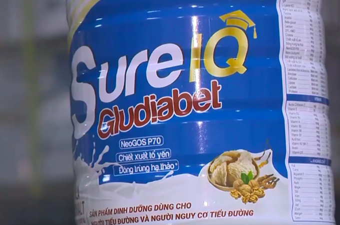 anh-chup-man-hinh-2025-07-09-l-2066-1724-1752054606 Một hộp sữa bị công an xác định là giả. Ảnh:VTV