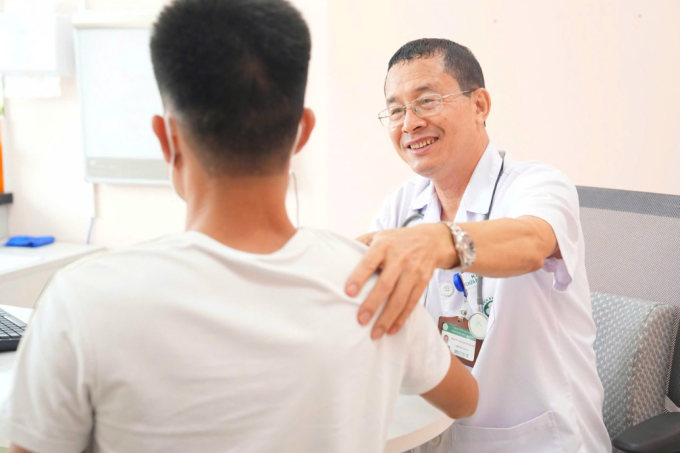 anh-chup-man-hinh-2025-07-09-l-5822-9783-1752048975 Một bệnh nhân khám bệnh tại Bệnh viện Bạch Mai. Ảnh: Thế Anh