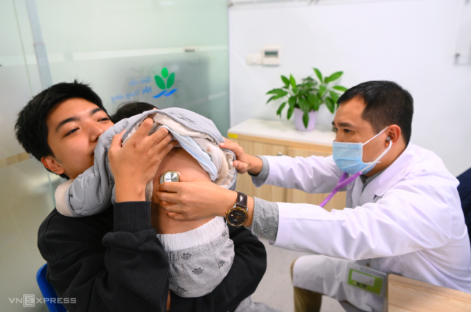 anh-chup-man-hinh-2025-07-15-l-3155-4511-1752572016 Một em bé được khám trước khi tiêm chủng tại Bệnh viện Nhi Trung ương. Ảnh: Giang Huy