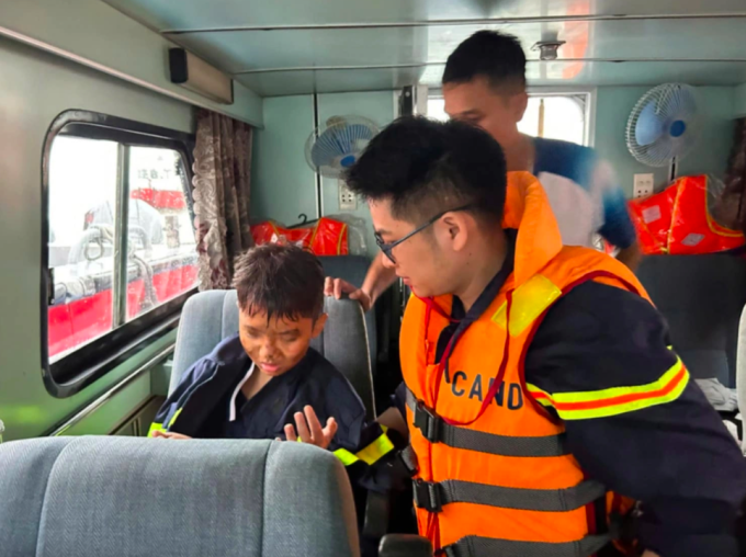 anh-chup-man-hinh-2025-07-19-l-7724-2946-1752939026 Một cháu bé 14 tuổi sống sót sau vụ lật tàu. Ảnh:Công an tỉnh Quảng Ninh