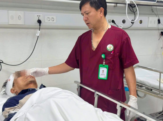anh-chup-man-hinh-2025-07-23-l-9722-9838-1753276275 Sau hội chẩn khẩn cấp, bác sĩ phẫu thuật cấp cứu cho nam bệnh nhân. Ảnh: Thảo My