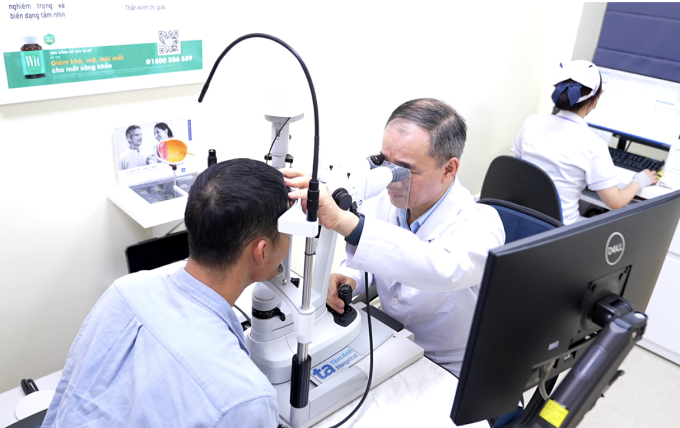 anh-kham-mat-1-1752136024-2439-7840-2070-1752194195 PGS Hiệp tái khám sau ghép giác mạc cho anh Duy. Ảnh: Bệnh viện Đa khoa Tâm Anh