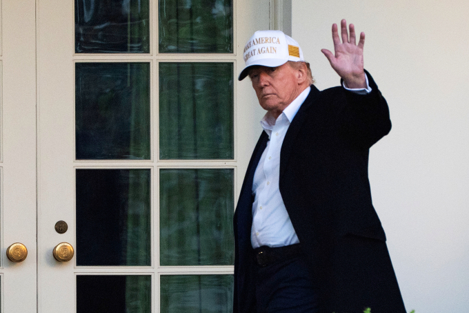 ap25118014620914-1877-1751949187 Tổng thống Donald Trump tại Nhà Trắng hôm 27/4. Ảnh: AP