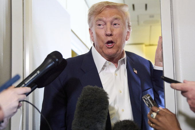 ap25210827371484-1770-1753867064 Tổng thống Donald Trump trên chuyên cơ Không lực Một rời Scotland ngày 29/7. Ảnh: AP