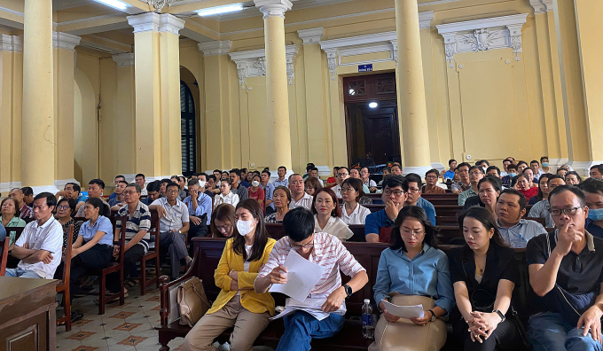 b01a24bb17c09e9ec7d1-175384191-4486-3634-1753842104 Hàng trăm bị hại của dự án chung cư Kingsway theo dõi phiên tòa. Ảnh: Hải Duyên