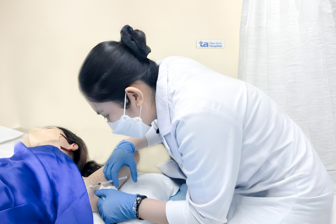 ba-c-si-tie-m-botox-1751982300-9201-1751982433 Bác sĩ tiêm botulinum toxin cho chị Thu điều trị chứng tăng tiết mồ hôi nách. Ảnh: Bệnh viện cung cấp