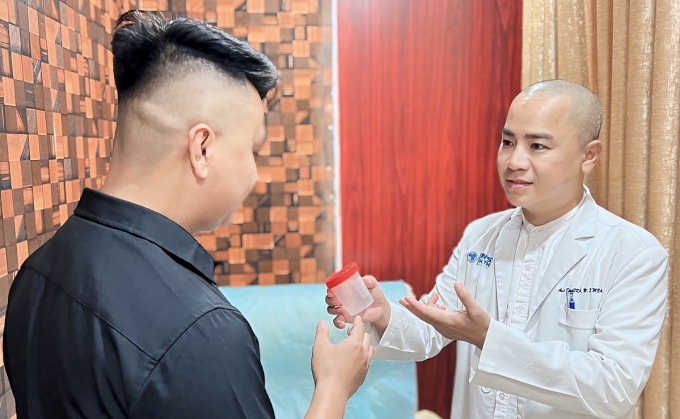 ba-n-sao-cu-a-bs-duy-hu-o-ng-d-8628-3147-1753520950 Bác sĩ Duy hướng dẫn bệnh nhân lấy mẫu tinh dịch đồ. Ảnh: Lâm Anh