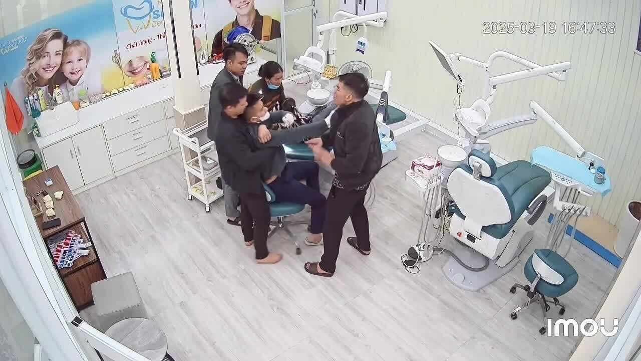 ba-nguoi-danh-nhan-vien-phong-kham-bi-bat-1753852254 Ba người đánh nhân viên phòng khám bị bắt