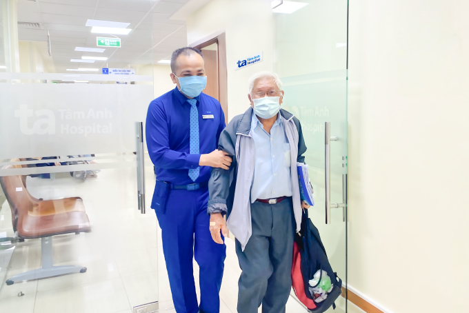 ba-o-2-1751594893-5996-1751595301 Ông Hoàng (phải) trong lần tái khám chức năng thận gần đây. Ảnh: Bệnh viện cung cấp