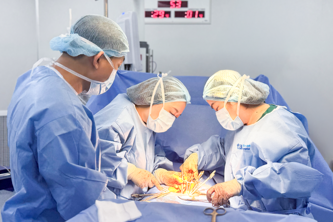 ba-o-2-1753238775-1443-1753238865 Bác sĩ Thanh Tâm (phải) và êkíp phẫu thuật cho bà Lan. Ảnh: Tuệ Diễm