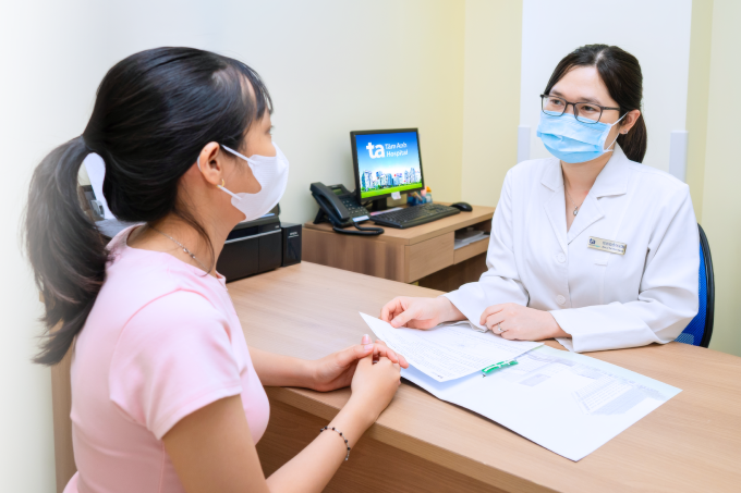 ba-o-5-1753370139-1476-1753370291 Bác sĩ Hương hướng dẫn cách chăm sóc cho mẹ bé Huyền. Ảnh: Bệnh viện Đa khoa Tâm Anh