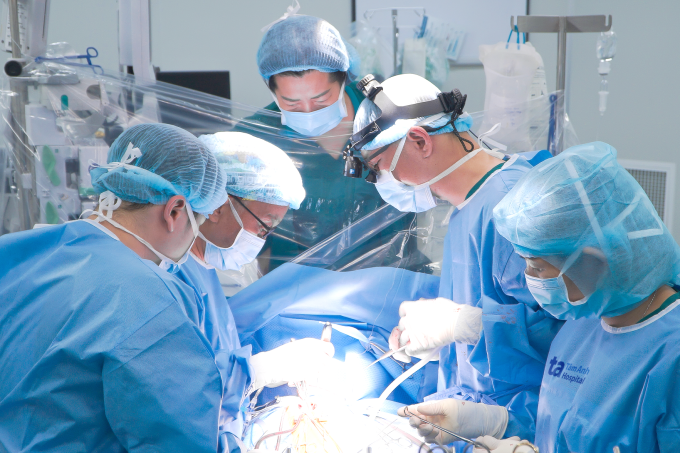 ba-o-6-1752461132-8127-1752461845 Bác sĩ phẫu thuật sửa chữa trái tim cho bệnh nhi. Ảnh minh họa: Huyền Vũ