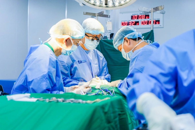 ba-o-8-1753232486-3027-1753232626 Bác sĩ Tuấn (bên phải) cùng êkíp phẫu thuật cho bệnh nhi. Ảnh: Thanh Luận