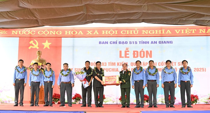 ban-chi-dao-515-tinh-tang-qua-dong-vien-doi-k93-17528297837131463723096 Hài cốt liệt sĩ - Ảnh 1.