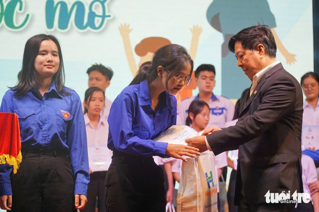 base64-175212716638347212147 Chắp cánh ước mơ cho những khát khao học tập vượt lên trong gian khó - Ảnh 9.